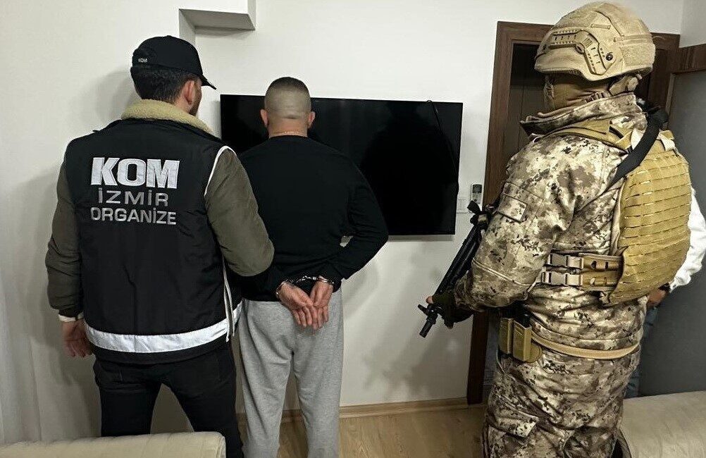 İzmir’de ’Genç Osman Çetesi’ne yönelik düzenlenen operasyonda gözaltına alınan 17