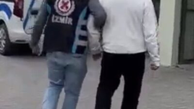 İzmir’de seyir halindeyken bir başka aracın önünü keserek saldırgan tavırlar