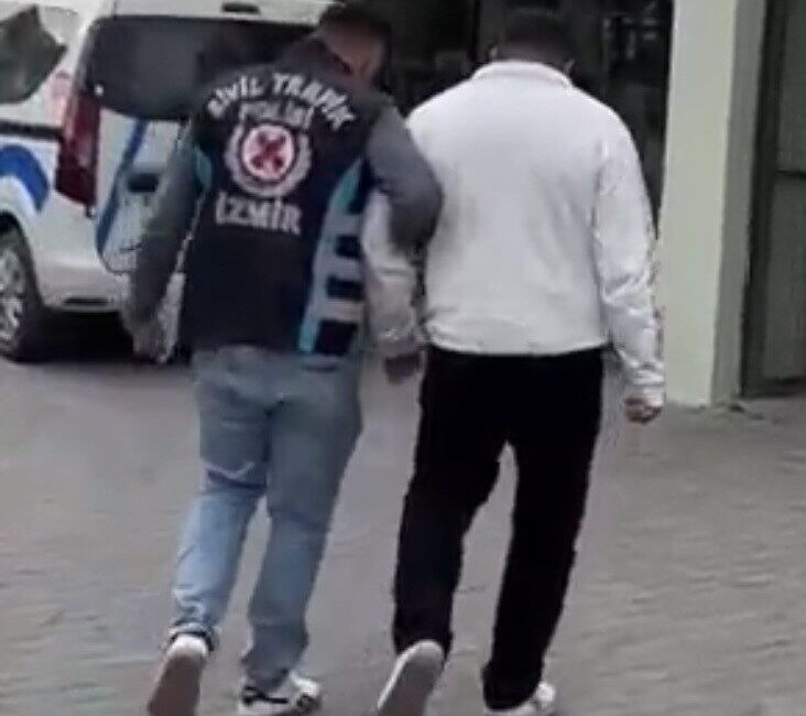 İzmir’de seyir halindeyken bir başka aracın önünü keserek saldırgan tavırlar