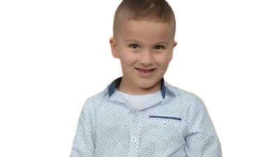 İzmir’in Kiraz ilçesinde tarlada babasına yardım eden çocuk traktörün arkasına