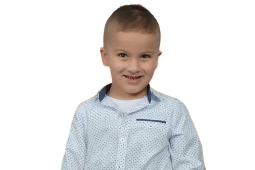 İzmir’in Kiraz ilçesinde tarlada babasına yardım eden çocuk traktörün arkasına