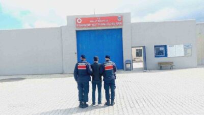 Afyonkarahisar’da jandarma tarafından yapılan denetimlerde çeşitli suçlardan aranan 55 kişi