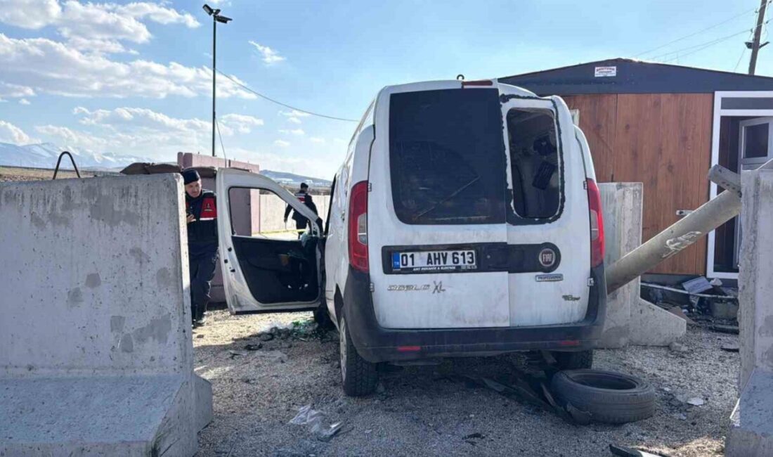 Niğde’de jandarma uygulama noktasında beton bariyerlere çarpan hafif ticari aracın