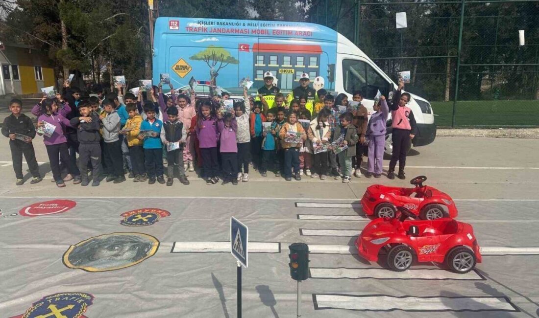 Gaziantep’te jandarma ekiplerince mobil trafik eğitim aracı ile 76 ilkokul