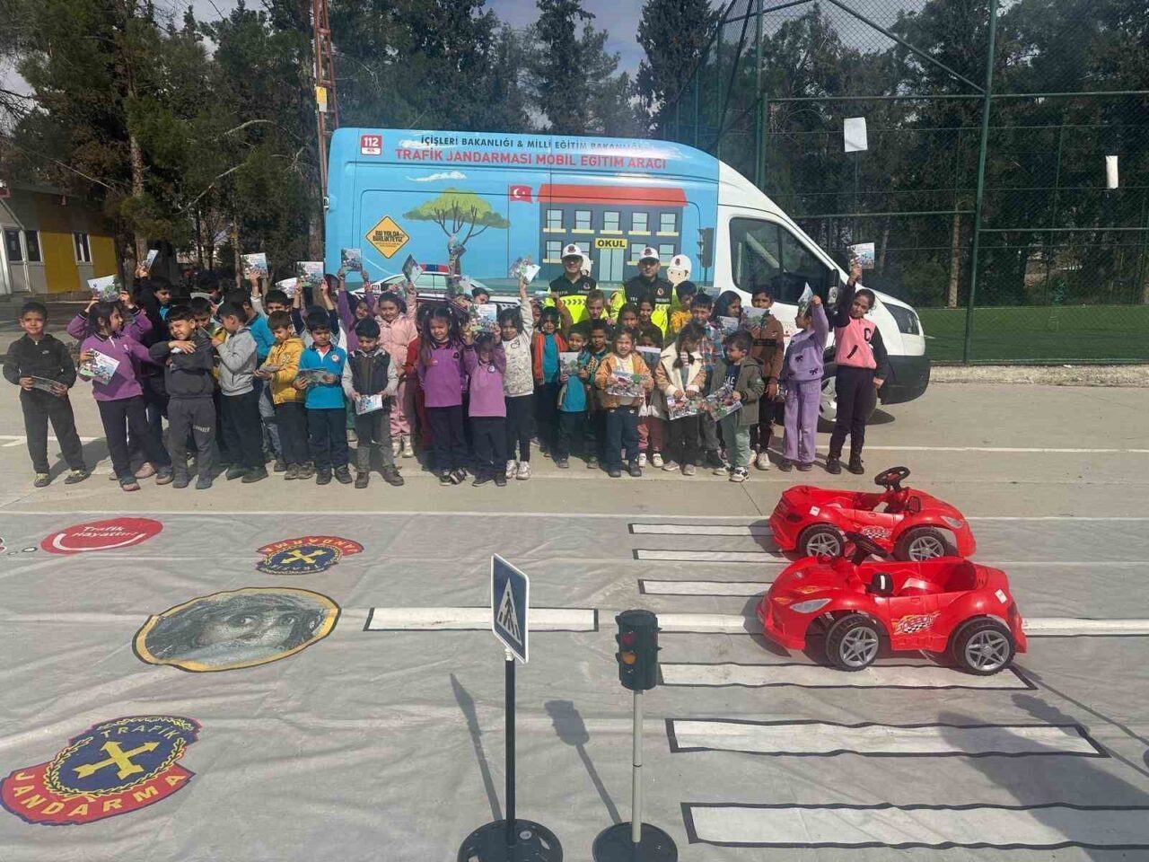 Gaziantep’te jandarma ekiplerince mobil trafik eğitim aracı ile 76 ilkokul
