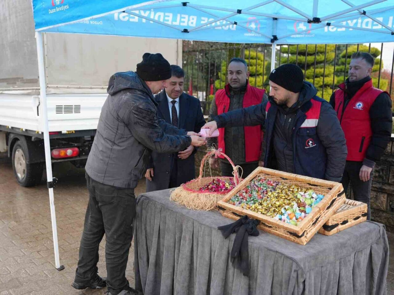 Düzce’de bayram dolayısıyla kabir ziyaretinde bulunan vatandaşlara yönelik anlamlı bir