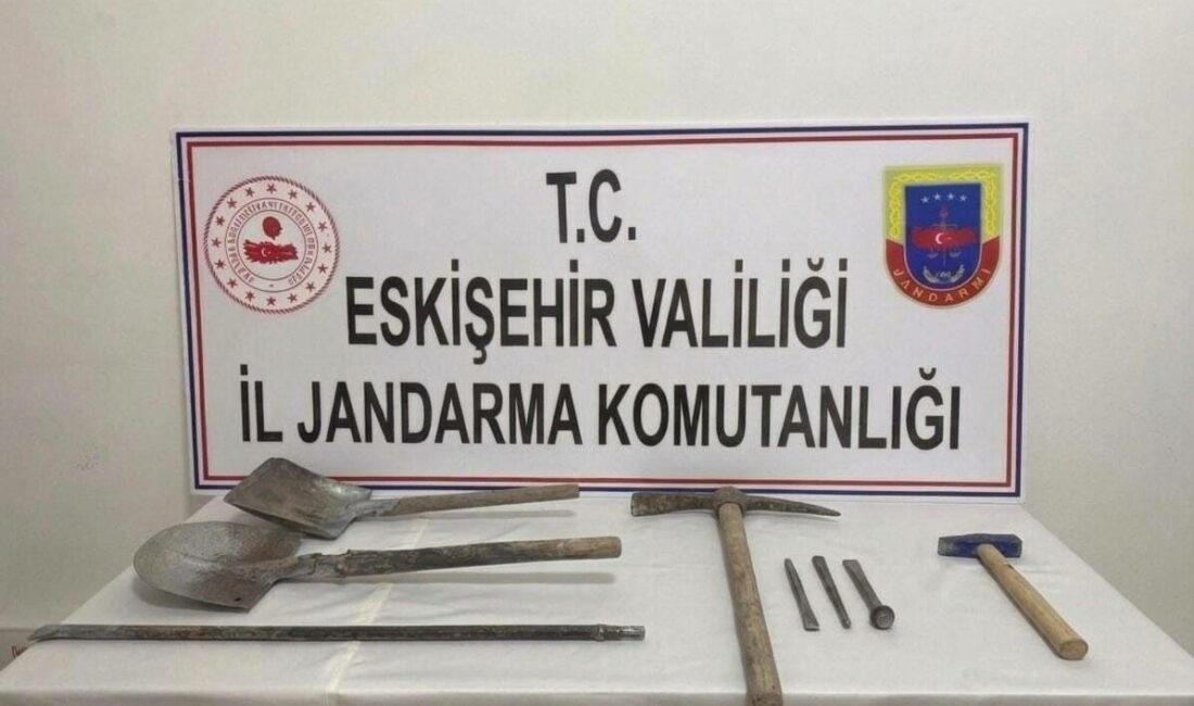 Eskişehir’dee define bulmak amacıyla izinsiz kazı yapan 3 şüpheli, jandarma