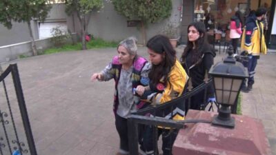 Kadıköy’de dokuz katlı bir binanın sekizinci katında çıkan yangın, bina