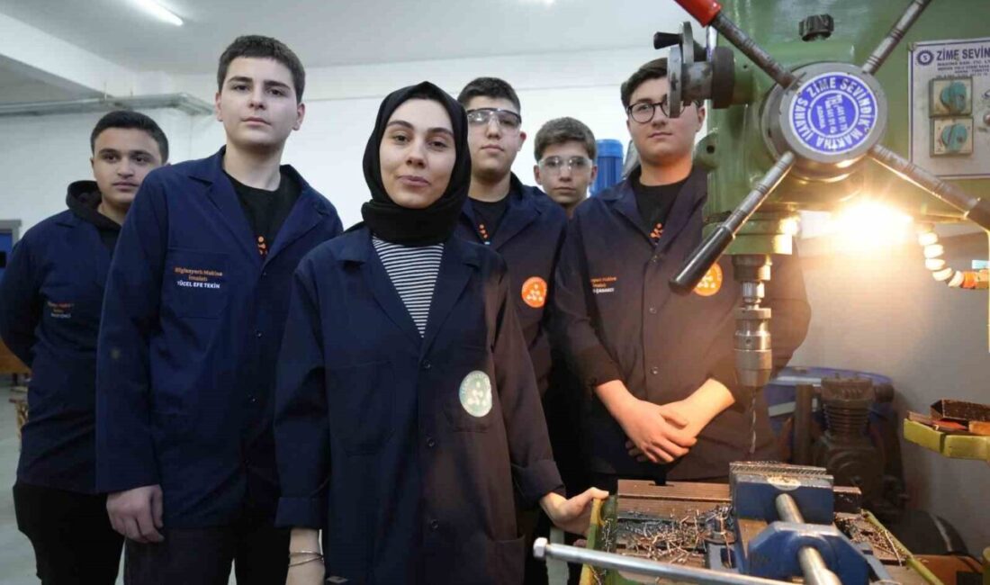 Samsun’da bir lisede görev yapan ve CNC makinesi kullanabilen kadın