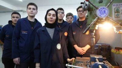 Samsun’da bir lisede görev yapan ve CNC makinesi kullanabilen kadın