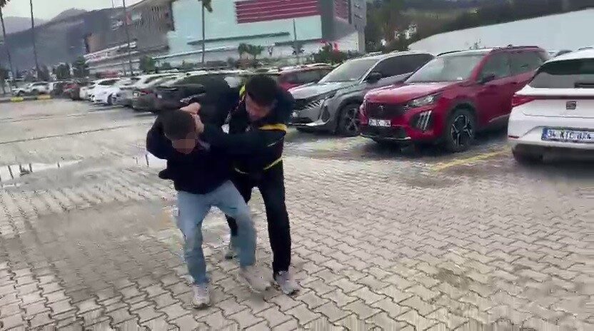 Hatay’da akaryakıt istasyonunun kadınlar tuvaletinde kabine saklanan 21 yaşındaki erkek