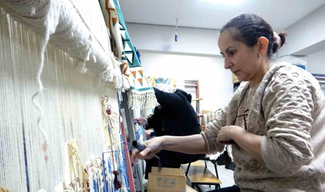 Giresun’un Keşap ilçesinde kadınlar, geleneksel kilim dokuma sanatını yaşatarak hem