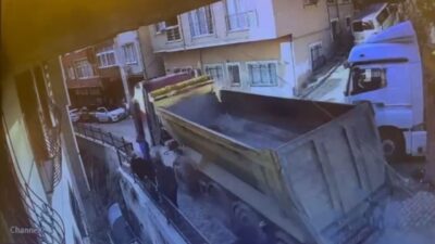 İstanbul Kağıthane’de el frenini çekmeyi unuttuğu hafriyat kamyonunu durdurmaya çalışırken,