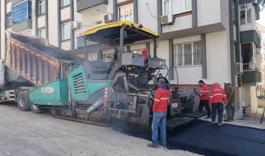 Kahramanmaraş Büyükşehir Belediyesi, Dulkadiroğlu Yenişehir Mahallesi’nde asfalt yenileme çalışmalarını etaplar