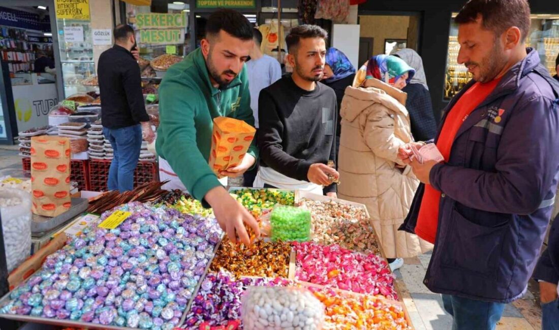 Kahramanmaraş’ta, Ramazan Bayramına bir gün kala Kapalı Çarşı’da alışveriş yoğunluğu