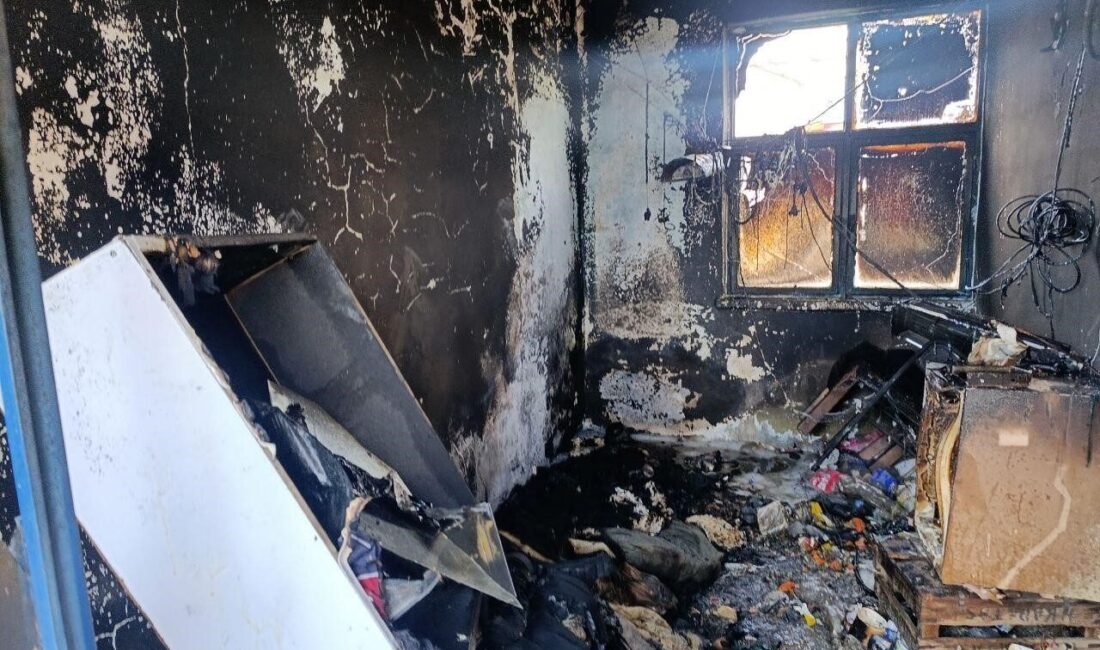 Kahramanmaraş’ın Onikişubat ilçesinde bir evde elektrikli sobadan çıktığı değerlendirilen yangında