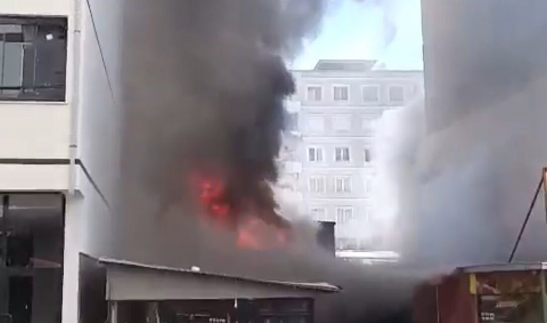 Kahramanmaraş’ın Pazarcık ilçesinde bir manavda çıkan yangın ekiplerin müdahalesi ile