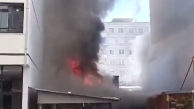 Kahramanmaraş’ın Pazarcık ilçesinde bir manavda çıkan yangın ekiplerin müdahalesi ile