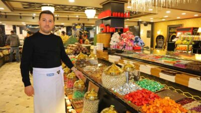 Kahramanmaraş’ta Ramazan Bayramı öncesi arife günüyle birlikte bayram alışverişi hareketlendi.