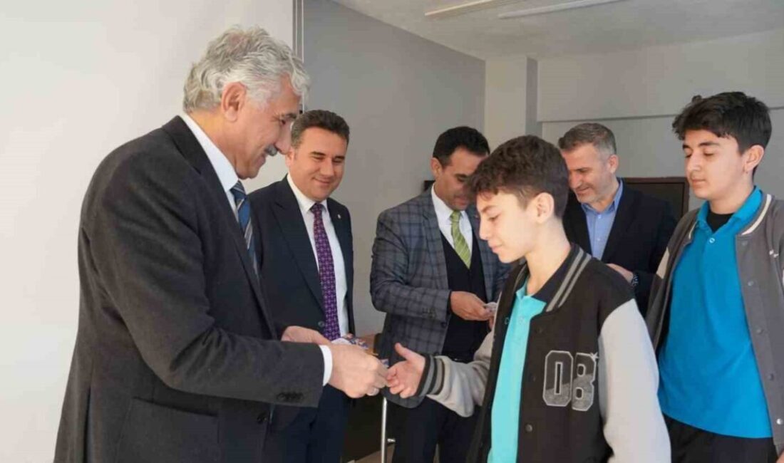 Adıyaman’ın Kahta ilçe Belediye Başkanı Mehmet Can Hallaç, eğitime yönelik