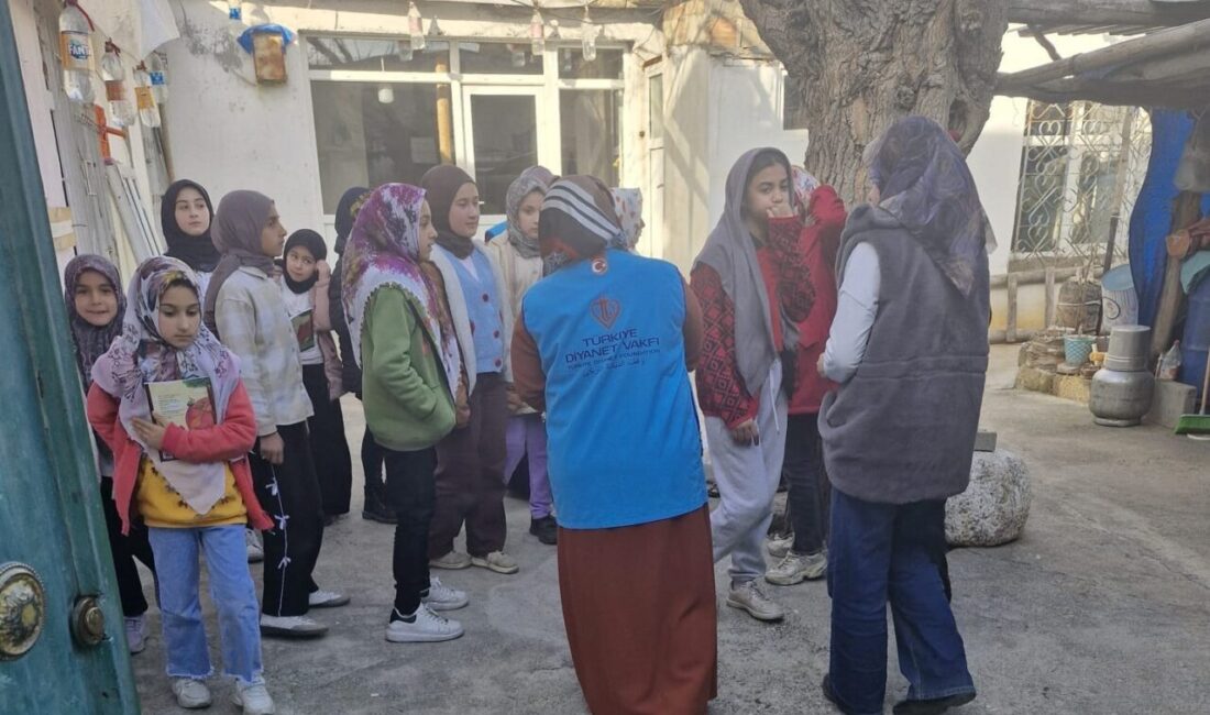 Adıyaman’ın Kahta ilçesinde Türkiye Diyanet Vakfı (TDV) gönüllüleri, ihtiyaç sahibi