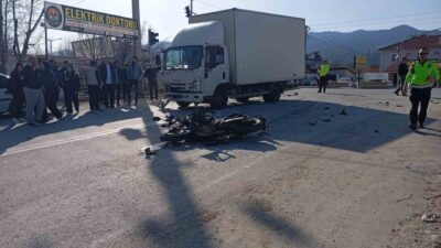 Burdur’un Gölhisar ilçesinde kamyonet ile motosikletin çarpıştığı kazada motosiklet sürücüsü