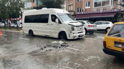 Antalya’nın Alanya ilçesinde kanalizasyon borusunun patlaması sonucu yol suyla kaplandı,
