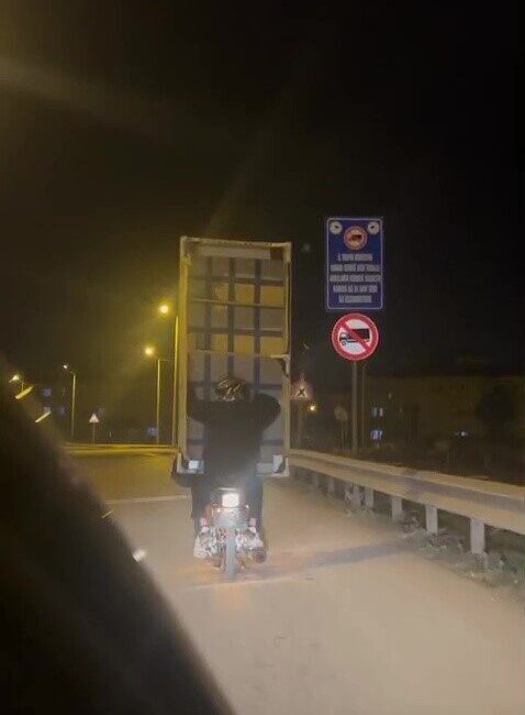 Düzce(İHA) – Karayolunda kanepeyi motosikletle taşıyan iki kafadarın görüntüsü ilgi