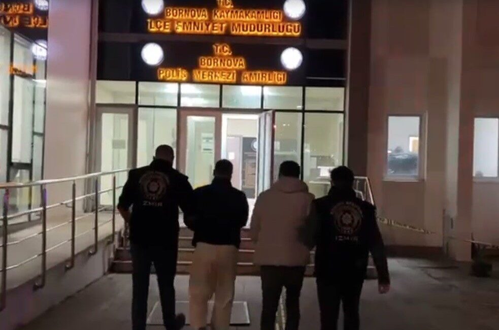 İzmir’in Bornova ilçesinde kendilerini polis olarak tanıtarak bir eve giren