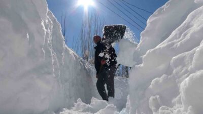 Bitlis’te kar kalınlığının yer yer 2 metreyi bulduğu köyde vatandaşlar