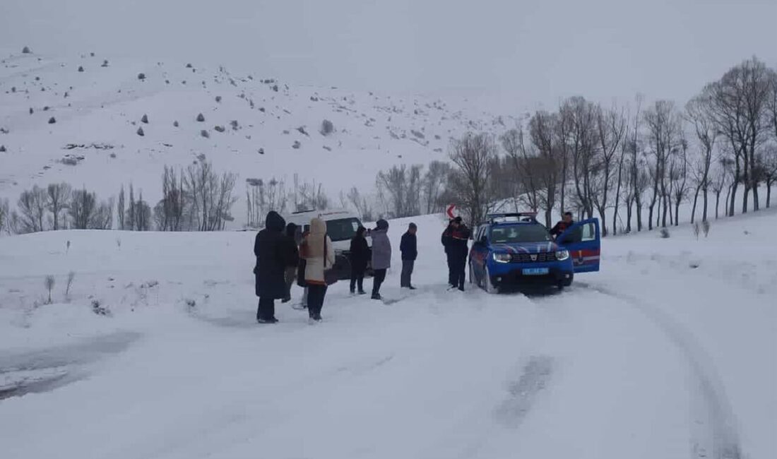 Sivas’ta yağan kar ulaşımda aksamalara neden oldu, yollar kapanınca köy