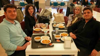 Karabük Üniversitesi’nde (KBÜ) düzenlenen “Kızıl Elma İftarı” programında KBÜ Rektörü