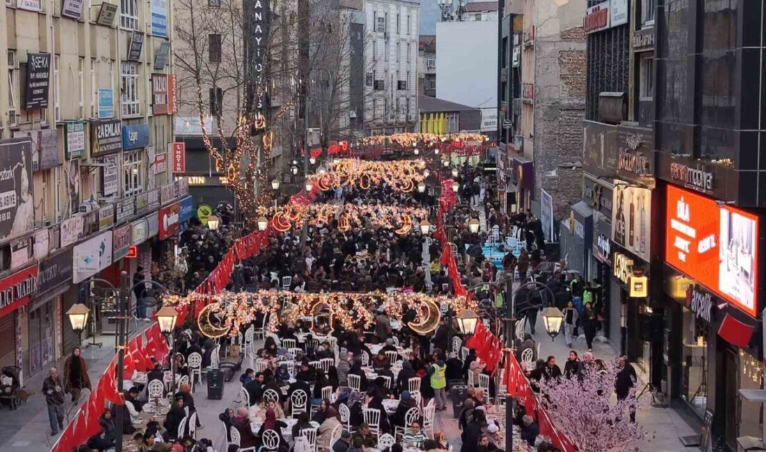 Karabük Belediyesi tarafından Kemal Güneş Caddesi’nde düzenlenen iftar programı, yoğun