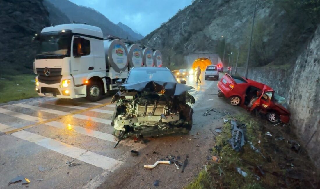 Karabük’te iki otomobilin çarpışması sonucu meydana gelen trafik kazasında 1