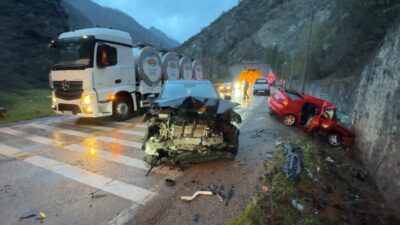 Karabük’te iki otomobilin çarpışması sonucu meydana gelen trafik kazasında 1
