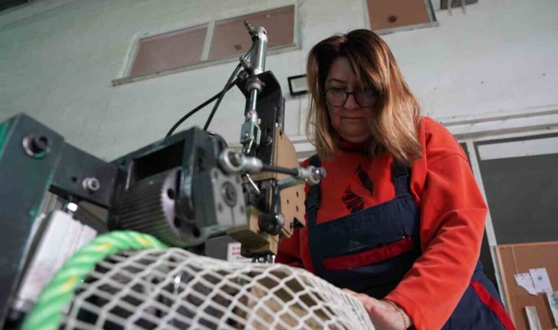 Tokat’ta kurduğu atölyede balık üretim kafesleri için ağ hazırlayan girişimci