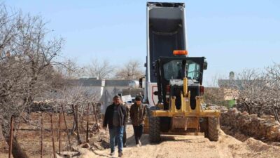 Şanlıurfa Büyükşehir Belediyesi, kırsal mahallelerde ulaşımı rahatlatmak amacıyla Karaköprü ilçesinde