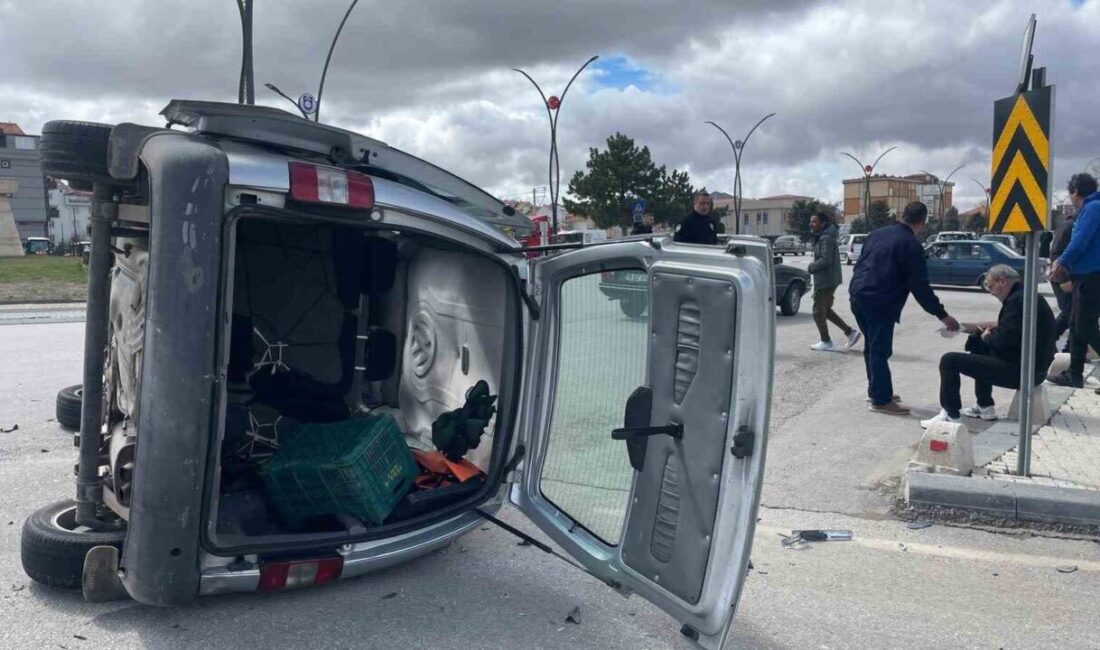 Karaman’da otomobille çarpışan hafifi ticari araç kontrolden çıkarak devrildi. 1’i