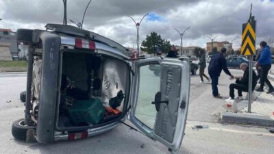 Karaman’da otomobille çarpışan hafifi ticari araç kontrolden çıkarak devrildi. 1’i