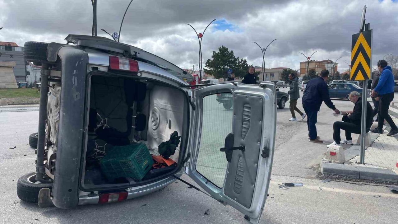 Karaman’da otomobille çarpışan hafifi ticari araç kontrolden çıkarak devrildi. 1’i
