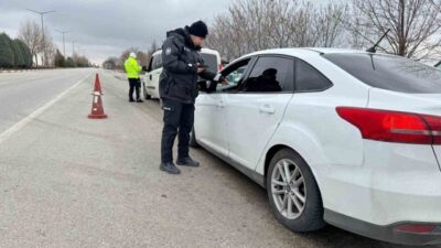 Karaman’da polisin yaptığı uygulamalarda ruhsatsız silahlar ve uyuşturucu ele geçirilirken,