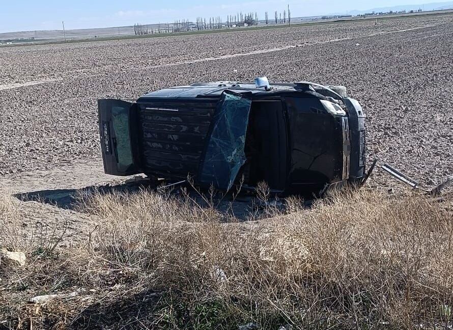Konya’nın Karapınar ilçesinde kamyonetin devrilmesi sonucu meydana gelen trafik kazasında