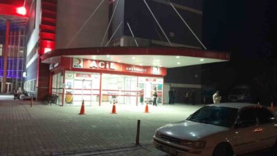 Konya’nın Karapınar ilçesinde yolun karşısına geçerken çekicinin çarptığı yaya yaralandı.