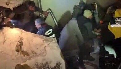 Erzurum’un Karayazı ilçesinde etkili olan yoğun kar yağışı ve fırtına