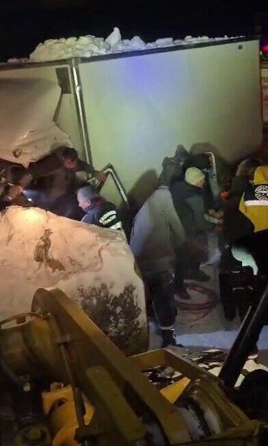 Erzurum’un Karayazı ilçesinde etkili olan yoğun kar yağışı ve fırtına