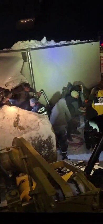 Erzurum’un Karayazı ilçesinde etkili olan yoğun kar yağışı ve fırtına