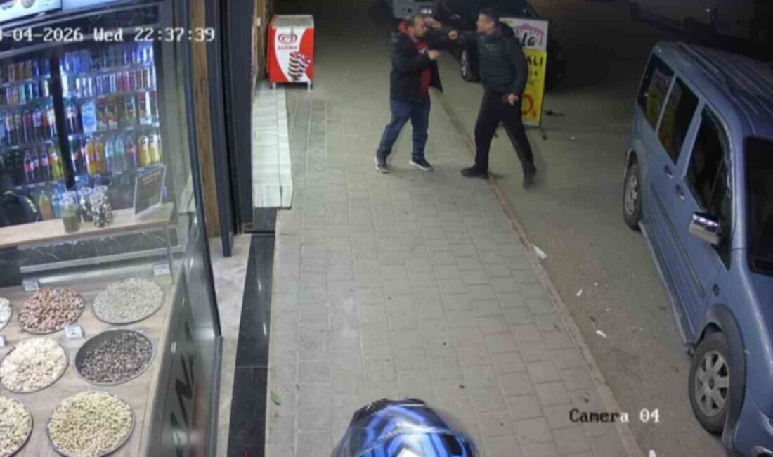 Adana’da alacak-verecek meselesi yüzünden iki kardeş sokak ortasında kavgaya tutuştu.