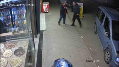 Adana’da alacak-verecek meselesi yüzünden iki kardeş sokak ortasında kavgaya tutuştu.