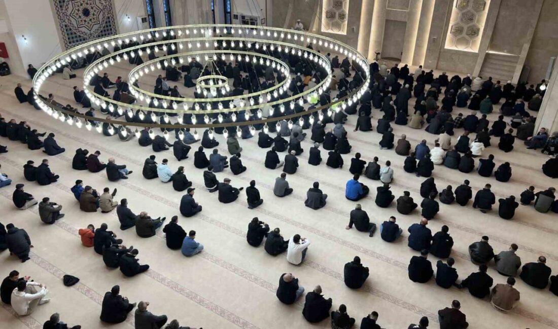 Ramazan Bayramı dolayısıyla Kars’ta vatandaşlar sabahın erken saatlerinde camilere akın