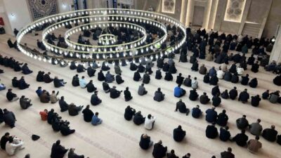 Ramazan Bayramı dolayısıyla Kars’ta vatandaşlar sabahın erken saatlerinde camilere akın